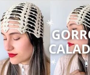 Bello gorro con perlas a crochet.