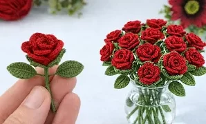Cómo tejer una mini rosa a ganchillo.