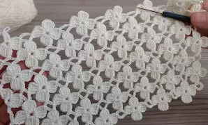 Aprende a tejer un elegante chal de crochet filet con flores.