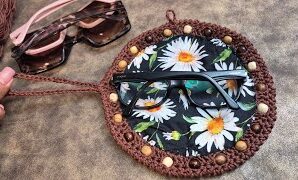 Aprende a tejer un magnífico porta lentes a crochet.