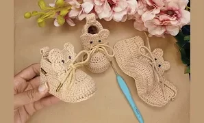 Aprende a tejer fáciles y rápidos zapatos de bebé de ganchillo.