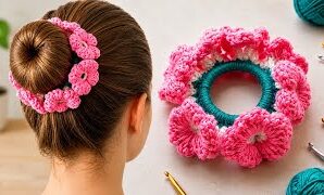 Aprende a tejer un scrunchie o moñero original de flores.