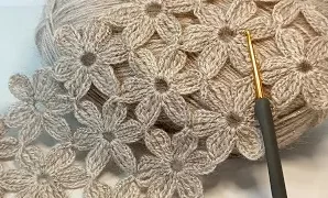 Aprende a tejer un motivo floral de crochet de pieza entera.