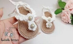 Aprende a tejer adorable sandalia de bebé a crochet.