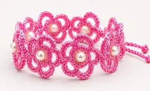 Aprende a tejer delicada y única pulsera de flores.