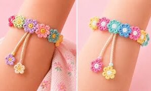 Aprende a tejer hermosa pulsera de flores encadenadas.