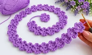 Cómo tejer diseño de diadema y correa para bolso con flores de ganchillo.