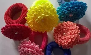 Aprende a tejer gomas para el pelo con flores de ganchillo.