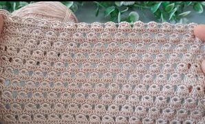 Aprende a tejer elegante patrón de blusa y de suéter de ganchillo.