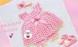 Aprende a tejer un adorable conjunto de vestido, braguitas y zapatitos para bebé.