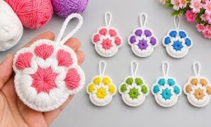 Aprende a tejer lindo llavero y adorno para bolso con forma de pata de gato.