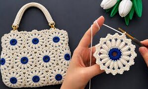Cómo convertir motivos de ganchillo en un hermoso bolso.