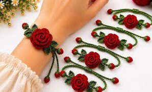 Aprende a tejer preciosa pulsera de rosas.
