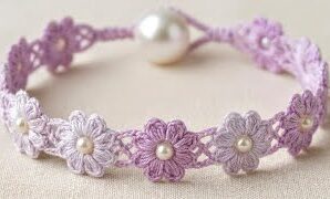 Cómo tejer delicada pulsera de flores.