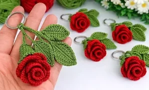 Aprende a tejer hermoso llavero de rosas a crochet.
