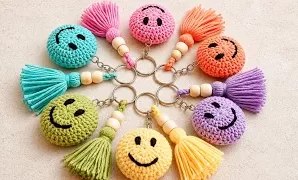 Cómo tejer lindos llaveros de crochet con caritas sonrientes.